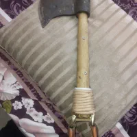 تبر قدیمی با دستگیره چرم
