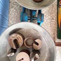 ترازو قدیمی با وزنه