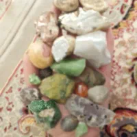 تعدادی نگین قیمتی و سنگهای نیمه قیمتی زمرد وزبرجد