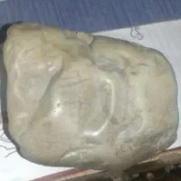 سنگی مرموزوعجیب وقدیمی که بشکل سرهخامنشی میباشد