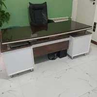 میز مدیریت و سندلی و میز منشی در حد نو