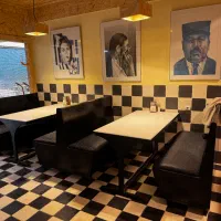 فروش دستگاه شیک و نوشابه لیوانی و میز وصندلی ها|کافیشاپ و رستوران|تهران, والفجر|دیوار