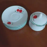 یک عدد قندان و ۶ عدد نعلبکی قدیمی
