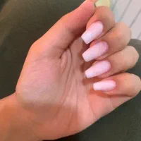 مدل برای ترمیم و کاشت ناخن