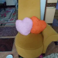 تعدادی مبل راحتی همراه جلومبلی