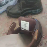 کفش کار نیم بوت .|کیف، کفش، کمربند|قلعه قاضی, |دیوار