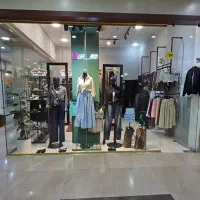 فروشنده بوتیک زنانه در پاساژ