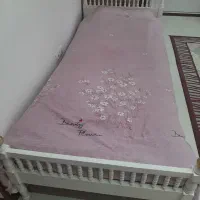 یک جفت تخت یک نفره با پاتختی