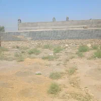 زمین-سه-طرف-دیوار
