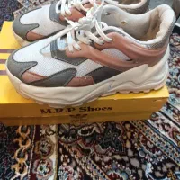 کفش نونو|کیف، کفش، کمربند|صحنه, |دیوار