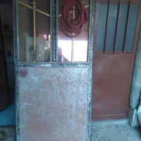 تعدادی درب و حفاظ پنجره