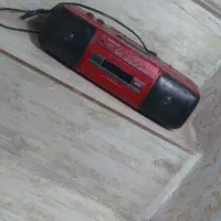 رادیو قدیمی قرمز