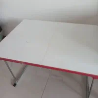 یک میز تحریر