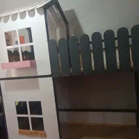 دو عدد تخت یک نفره با خوشخوابش و یک تخت دو طبقه