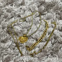 دوتا دستبند.و یه گردن بند