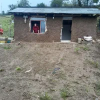 زمین با خانهویلایی  ومحوطه دارای برق گاز اب