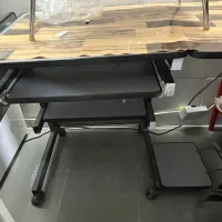 میز تحریر و کامپیوتر