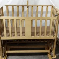 گهواره و تخت کنار مادر