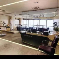 یک دفتر کار مبله مجلل با ویو دیدنی