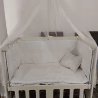یک تخت خواب نوزاد کاملا سالم