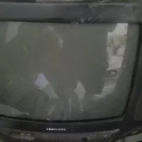 وسایل خانه تلویزیون و یک گیرنده ی دیجیتال