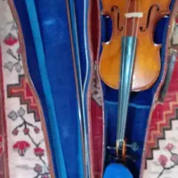 تعدادی ساز قدیمی و صفحه سنگی و ...