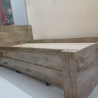 تخت یک نفره ی چوبی درحد نو