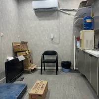 منشی فروشگاه مواد غذایی خارجی
