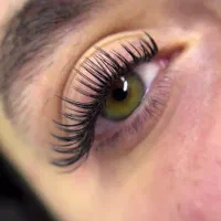 مدل برای اکستنشن مژه فقط هزینه مواد گرفته میشود