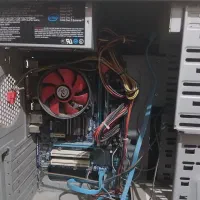 کامپیوتر به همراه میز