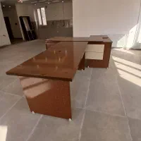 میزمدیریت وکنفرانس ۵میزکارمندی۲کتابخانه۹صندلی یکجا