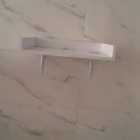 4 عدد باکس با پایه و یک عدد میز چوبی و صندلی فلزی