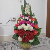 گل مصنوعی زیبا همراه با تنگ طلایی