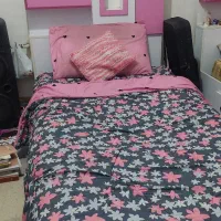 میز تحریر و تخت خواب نوجوان