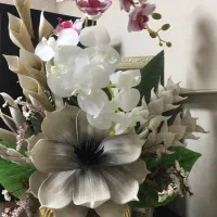 گل و گلدان مصنوعی و زیبا