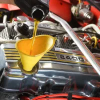 کارگر ماهر تعویض روغنی و خدمات لاستیک