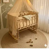 تخت خواب کنار مادر