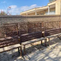 نیمکت و‌ میز چوبی