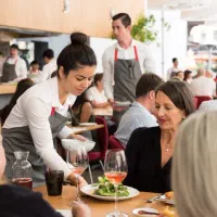 استخدام ویتر رانر سالن کار و صندوقدار و خدمات