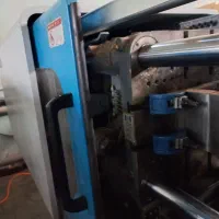 قالب بند دستگاه تزریق پلاستیک و وسط کار