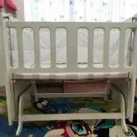 گهواره و تخت کنار مادر