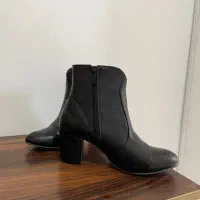 بوت|کیف، کفش، کمربند|سیاهکل, |دیوار