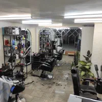 استخدام دو آرایشگر ماهر با مشتری