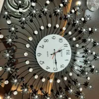 تاب کودک دوطرفه مانلی  و ساعت دیواری و یک میز وسط