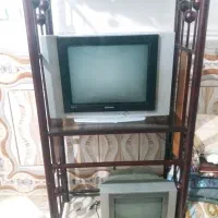 دو تلوزیون و یک میز