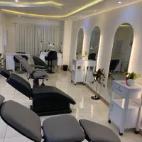 اجاره صندلی و میز ناخن در سالن زیبایی