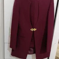 یک عدد لباس مجلسی تور و یک دست کت شلوار زنانه