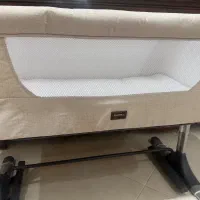 تخت کنار مادر کودک چلینا