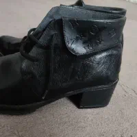 بوت پاشنه دار چرم در حد نو سایز 39