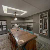 زندگی لاکچری در آپارتمان خاص با لابی و آسانسور شیک
